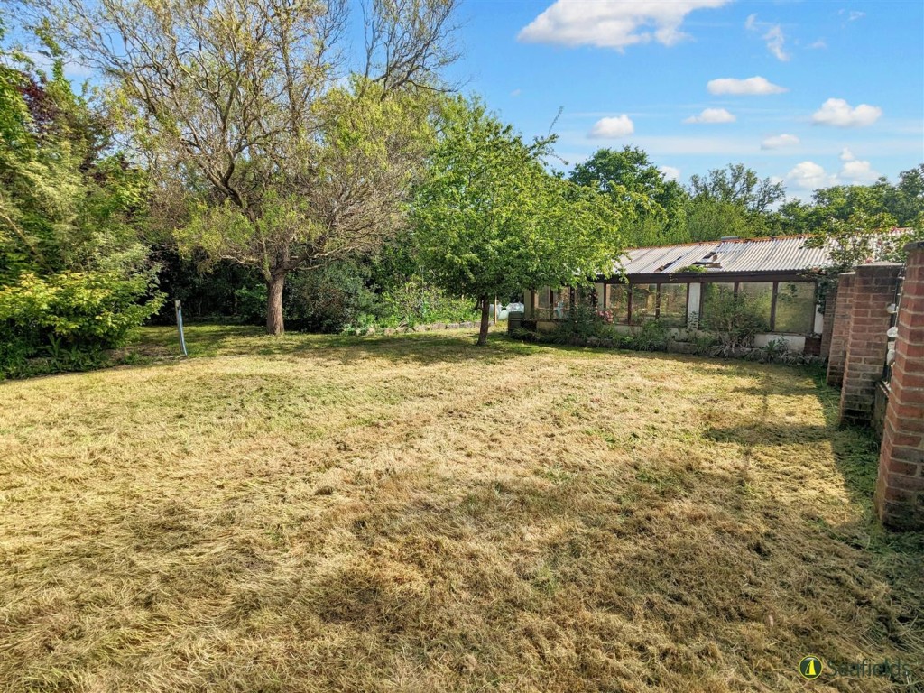 Lot: 115 - FREEHOLD DETACHED HOUSE FOR IMPROVEMENT AND BARN AND OUTBUILDINGS WITH POTENTIAL ON A PLOT CLOSE TO ONE AND A HALF ACRES - Part of the Garden